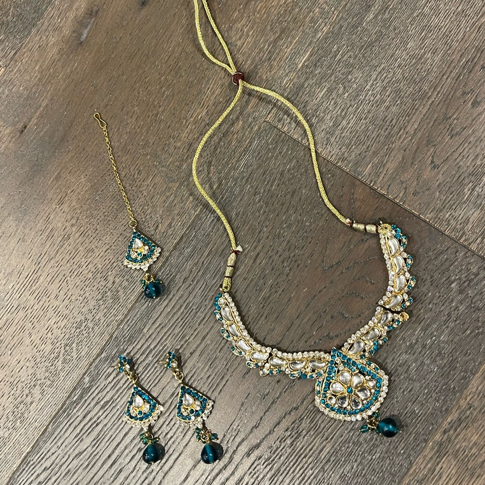 Set of 3 jewelry with adjustable able necklaces, earrings and indian head piece